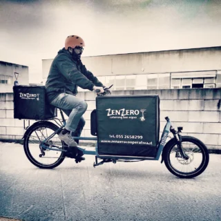 La bici cargo è entrata nella nostra flotta ormai tanti km fa e ci piace sempre di più. Ha reso le nostre consegne più agili e sostenibili e a prova di traffico. Neanche la pioggia ci impedisce di usarla tutti i giorni! Grazie a @bcargo.bike per avercela progettata e personalizzata

#zenzerostyle #biocatering #cateringbio #firenze #firenzebike #bicicargo #cargobike #tuscanycatering  #sustainabledelivery